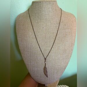 Elegant Gold Feather Pendant Necklace